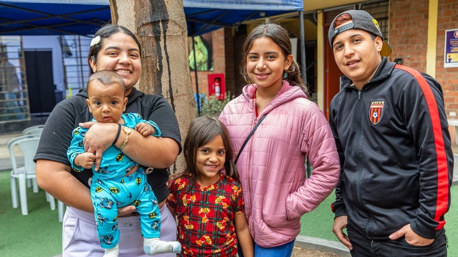 Familia venezolana recibió atención médica primaria y orientación legal en el Espacio de Protección de ACNUR en San Juan de Lurigancho, al noreste de Lima. © ACNUR/Jaime Giménez