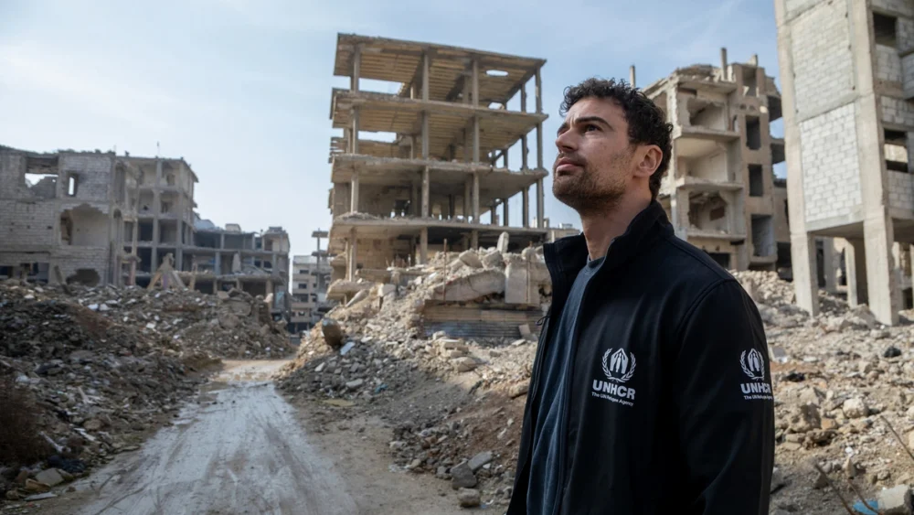 El Embajador de Buena Voluntad de ACNUR, Theo James, constata la destrucción en el barrio de Tadamon, en Damasco. © ACNUR/Hameed Maarouf