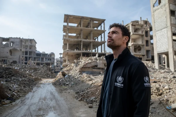 El Embajador de Buena Voluntad de ACNUR, Theo James, constata la destrucción en el barrio de Tadamon, en Damasco. © ACNUR/Hameed Maarouf