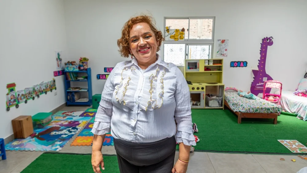 Norayma Velasco, maestra venezolana, muestra una de las aulas renovadas por ACNUR en la escuela donde enseña en Lima. © ACNUR/Jaime Giménez