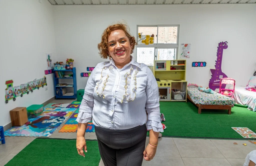 Norayma Velasco, maestra venezolana, muestra una de las aulas renovadas por ACNUR en la escuela donde enseña en Lima. © ACNUR/Jaime Giménez