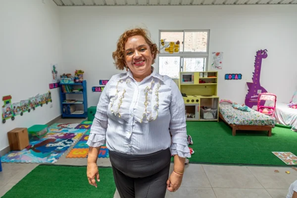 Norayma Velasco, maestra venezolana, muestra una de las aulas renovadas por ACNUR en la escuela donde enseña en Lima. © ACNUR/Jaime Giménez