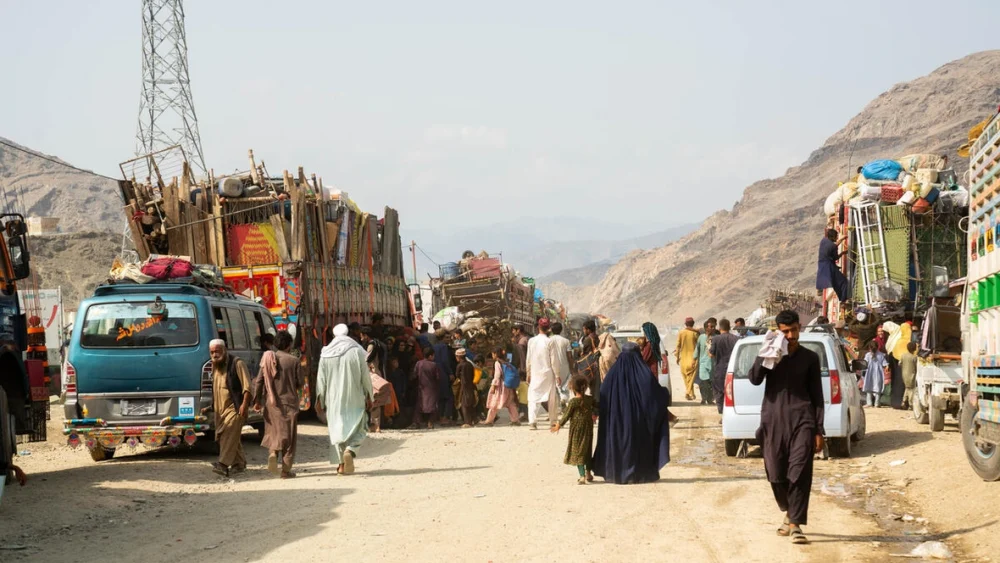Retornados afganos cruzan por el paso fronterizo de Torkham, desde Pakistán, en septiembre de 2025, como parte de la oleada de retornos de refugiados desde Pakistán e Irán, que tiene lugar desde 2023. © ACNUR/Oxygen Empire Media Production