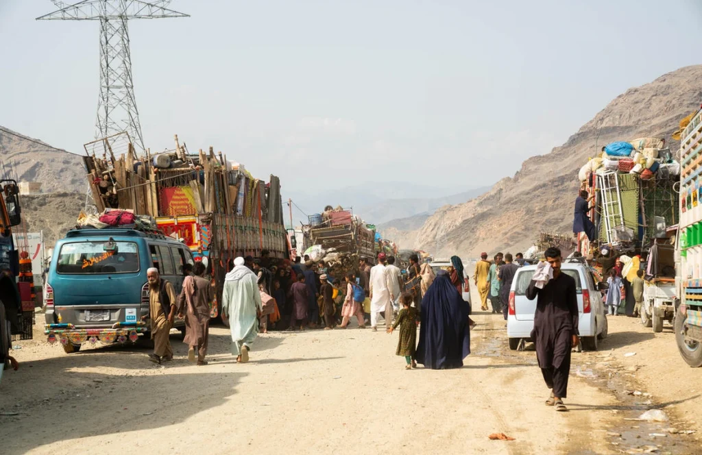Retornados afganos cruzan por el paso fronterizo de Torkham, desde Pakistán, en septiembre de 2025, como parte de la oleada de retornos de refugiados desde Pakistán e Irán, que tiene lugar desde 2023. © ACNUR/Oxygen Empire Media Production