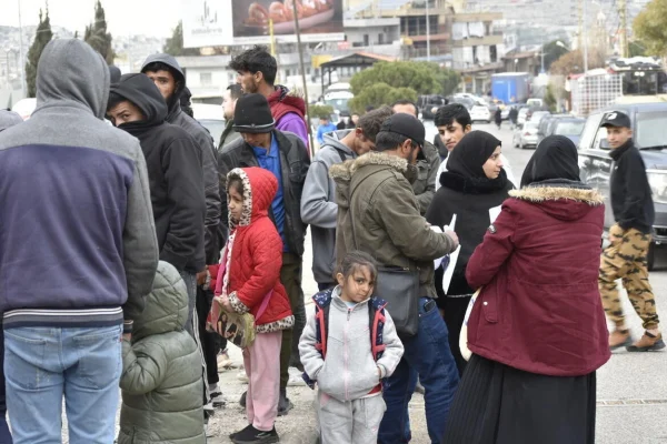 Un grupo de personas espera en el paso fronterizo de Masnaa, en el Líbano, para cruzar hacia Siria. © ACNUR