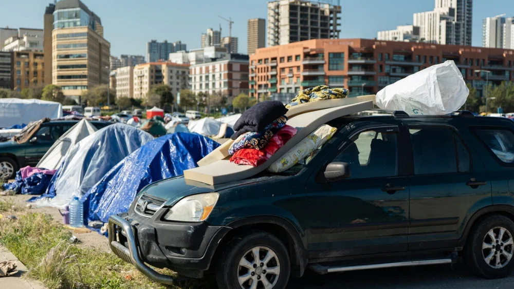 Cientos de familias desplazadas duermen en tiendas de campaña y vehículos en la zona costera de Beirut. © ACNUR