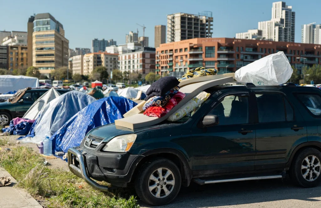 Cientos de familias desplazadas duermen en tiendas de campaña y vehículos en la zona costera de Beirut. © ACNUR