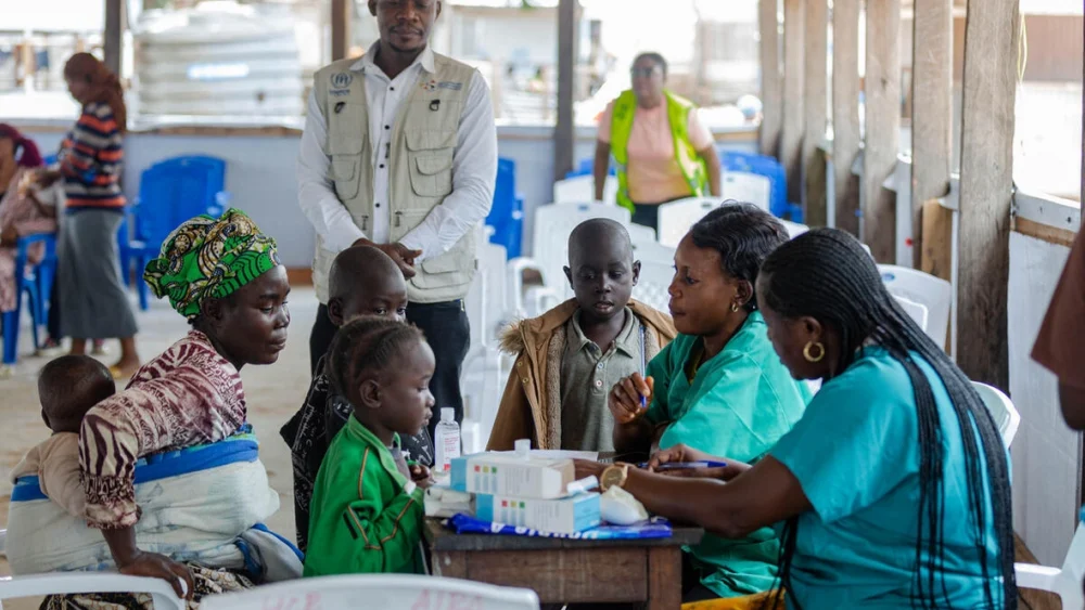 Mariam Furahisha (izquierda) y su familia regresan a su casa de Uvira, en la provincia congoleña de Kivu Sur, cruzando la frontera de Kavimvira después de varios meses en un campo de refugiados en Burundi. © ACNUR/Fabrice Mbonankira