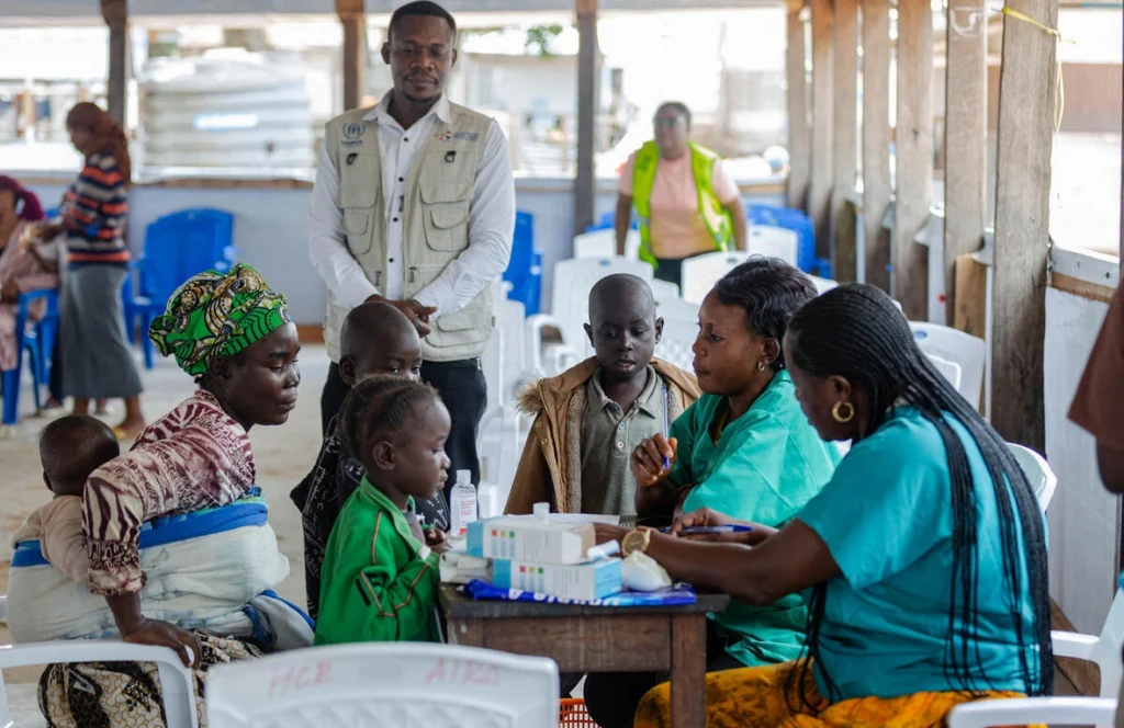 Mariam Furahisha (izquierda) y su familia regresan a su casa de Uvira, en la provincia congoleña de Kivu Sur, cruzando la frontera de Kavimvira después de varios meses en un campo de refugiados en Burundi. © ACNUR/Fabrice Mbonankira