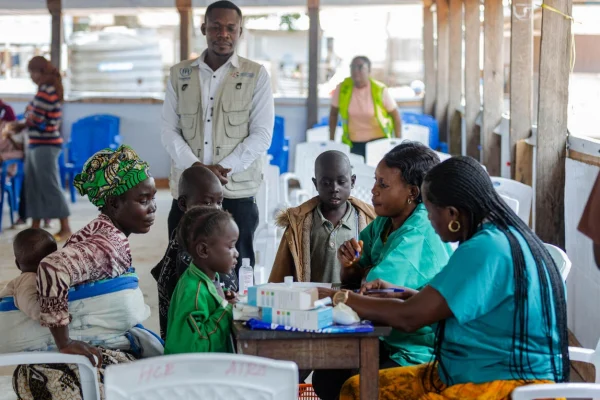 Mariam Furahisha (izquierda) y su familia regresan a su casa de Uvira, en la provincia congoleña de Kivu Sur, cruzando la frontera de Kavimvira después de varios meses en un campo de refugiados en Burundi. © ACNUR/Fabrice Mbonankira