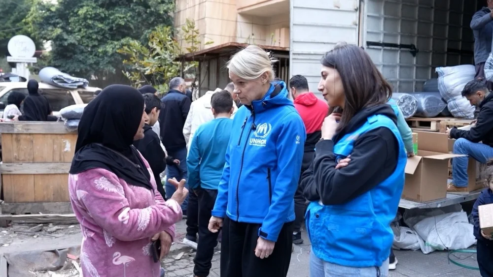 Haniya (a la izquierda), una de las decenas de miles de personas desplazadas en todo el Líbano por los ataques aéreos israelíes y las alertas de evacuación, acude a un reparto de suministros de ACNUR en Beirut. © ACNUR