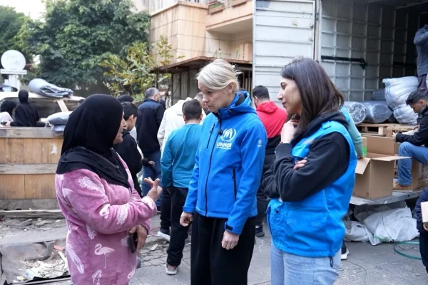 Haniya (a la izquierda), una de las decenas de miles de personas desplazadas en todo el Líbano por los ataques aéreos israelíes y las alertas de evacuación, acude a un reparto de suministros de ACNUR en Beirut. © ACNUR