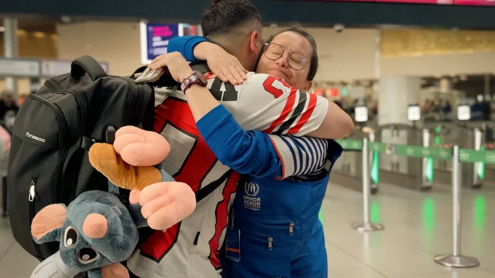 Refugiado venezolano se despide de funcionaria de ACNUR en Bogotá, momentos antes de emprender su viaje hacia Italia. © ACNUR/María José Gómez