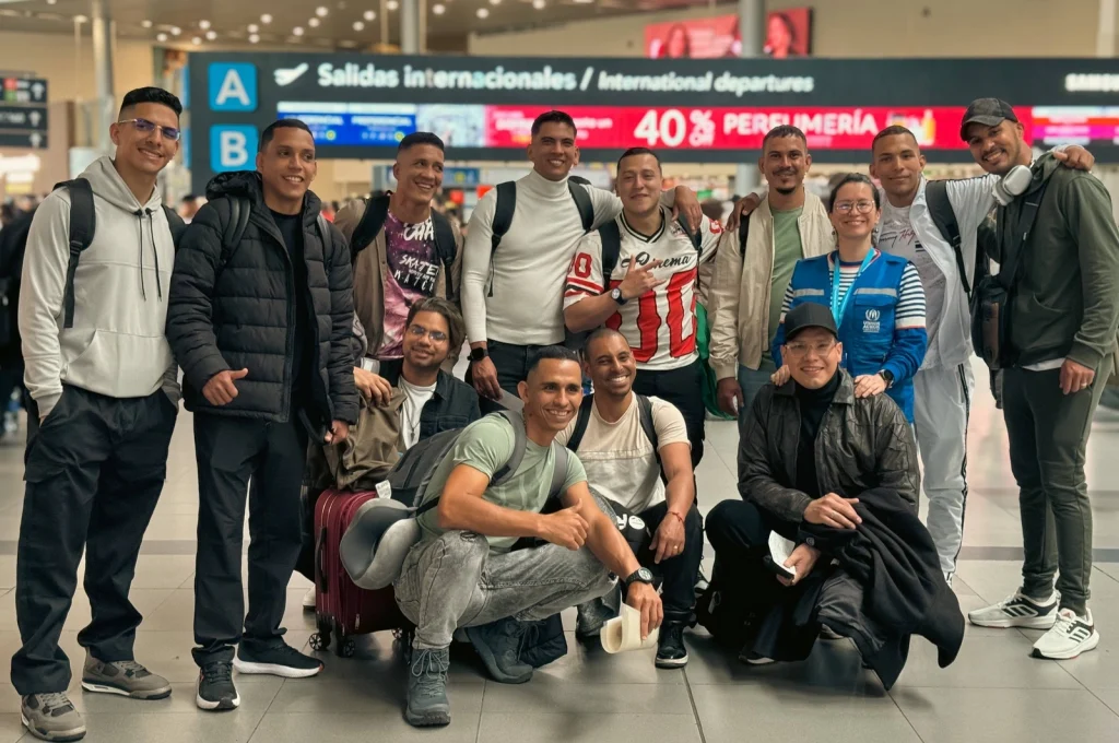 Un grupo de personas refugiadas participantes del programa de vías complementarias Alas para un nuevo futuro en el Aeropuerto Internacional El Dorado, en Bogotá, Colombia. © ACNUR/María José Gómez