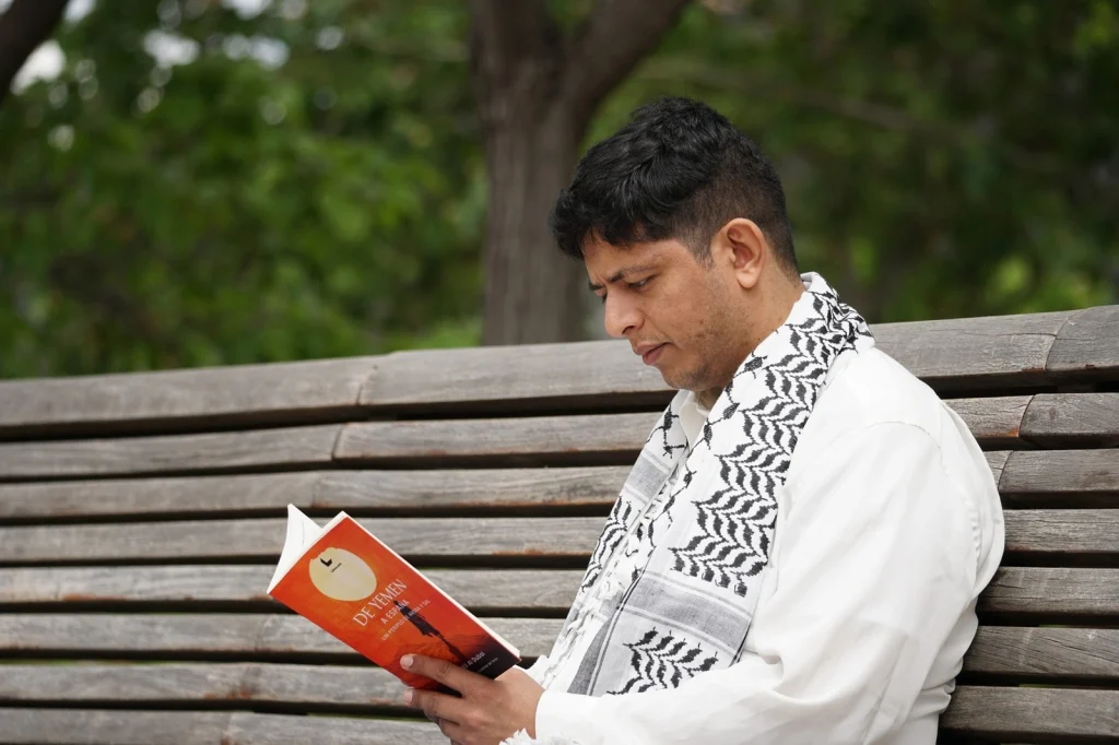 El libro "De Yemen a España. Un periplo de arena y sal" narra las experiencias de Yousef Al Dubai en su viaje en busca de protección. © ACNUR/Lurdes Calvo