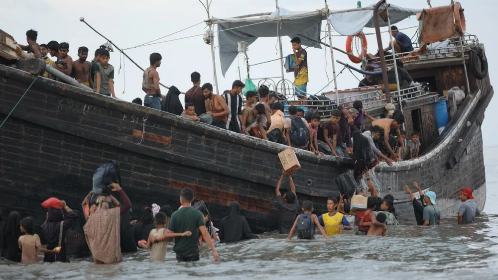 Refugiados rohingya desembarcan de un barco en Ulee Madon, en el norte de Aceh (Indonesia), en noviembre de 2023. © ACNUR/Amanda Jufrian