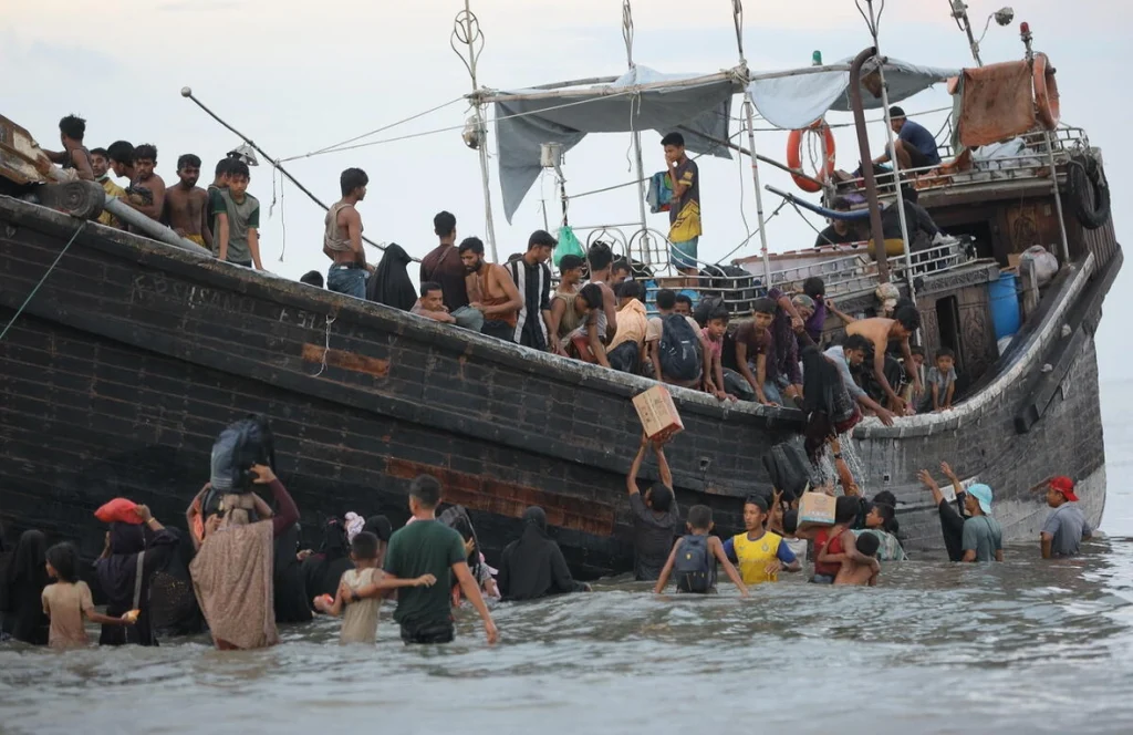 Refugiados rohingya desembarcan de un barco en Ulee Madon, en el norte de Aceh (Indonesia), en noviembre de 2023. © ACNUR/Amanda Jufrian