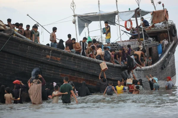 Refugiados rohingya desembarcan de un barco en Ulee Madon, en el norte de Aceh (Indonesia), en noviembre de 2023. © ACNUR/Amanda Jufrian