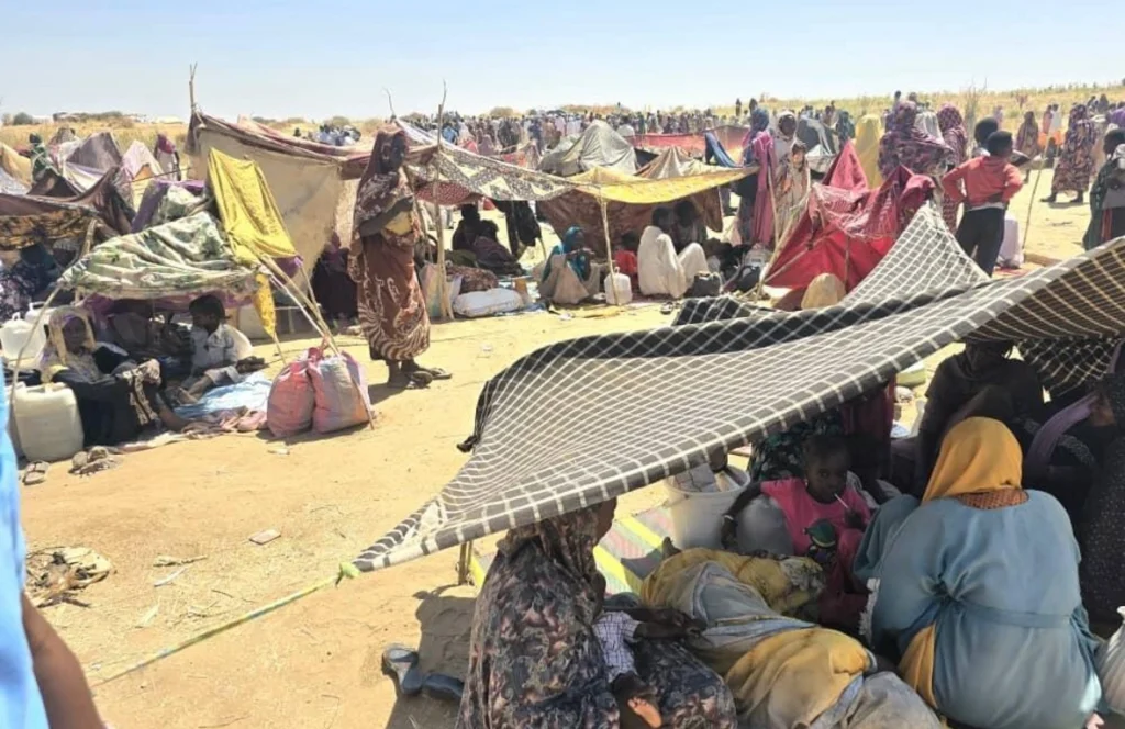 Desplazados internos sudaneses en un centro de recepción en Tawila, después de huir de El Fasher y alrededores, en Darfur Norte, en octubre de 2025. © HOPE