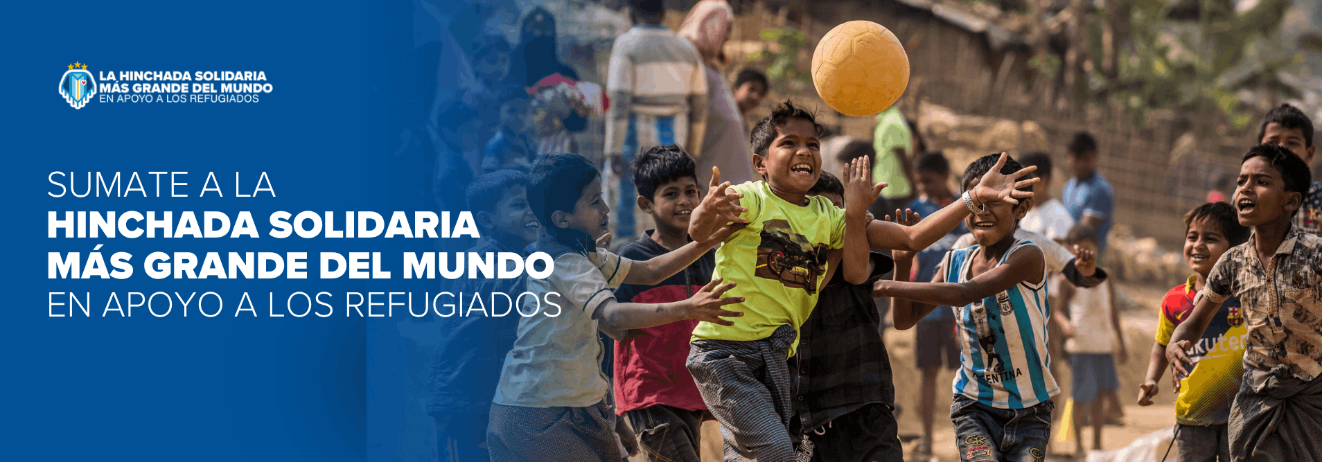 Banner promoting La Hinchada Solidaria: blue left panel with logo and slogan, and children playing with a ball on the right to support refugees.