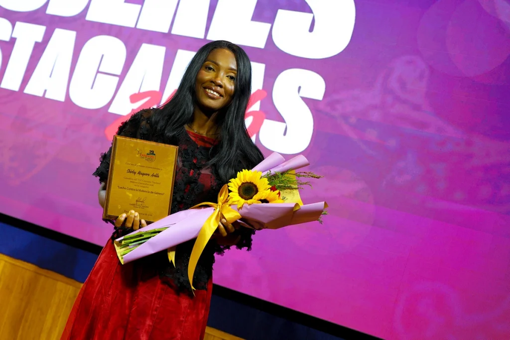 Shirley fue reconocida por la Defensoría del Pueblo de Panamá en el Concurso Nacional de Mujeres Destacadas 2026.© ACNUR/Bryan Brenna