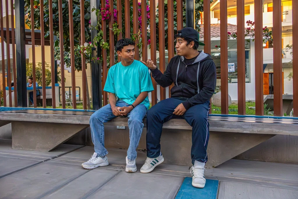 En el Perú, Samuel ha hecho amistades importantes de las que ha aprendido y le han ayudado en su proceso.© ACNUR/Jaime Giménez