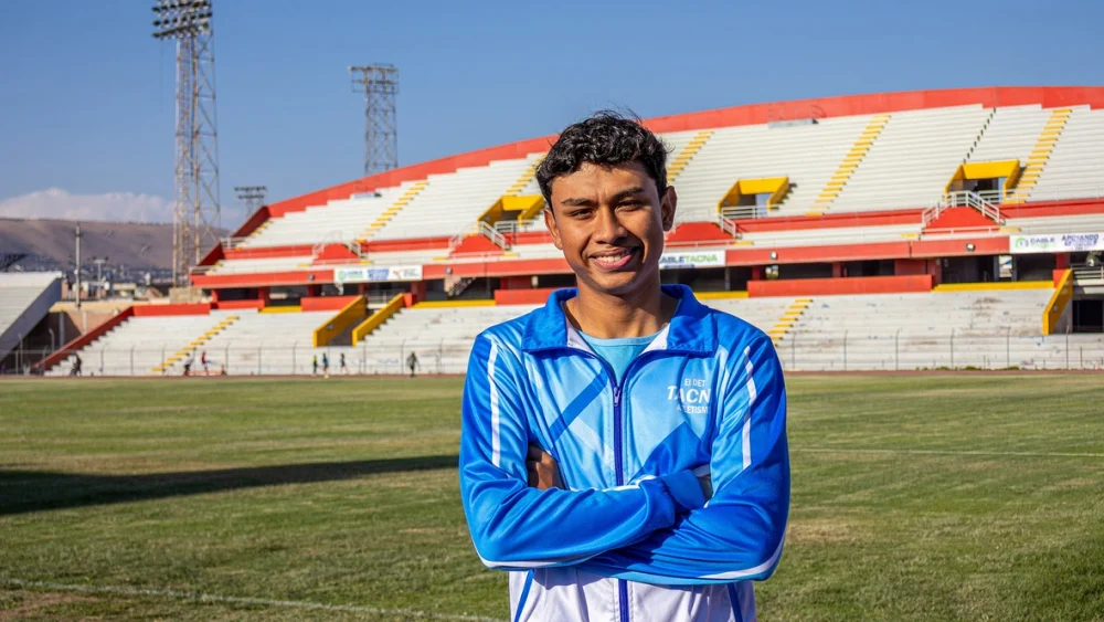 Samuel, refugiado venezolano de 18 años, se prepara para entrenar en el estadio de atletismo de Tacna. © ACNUR/Jaime Giménez