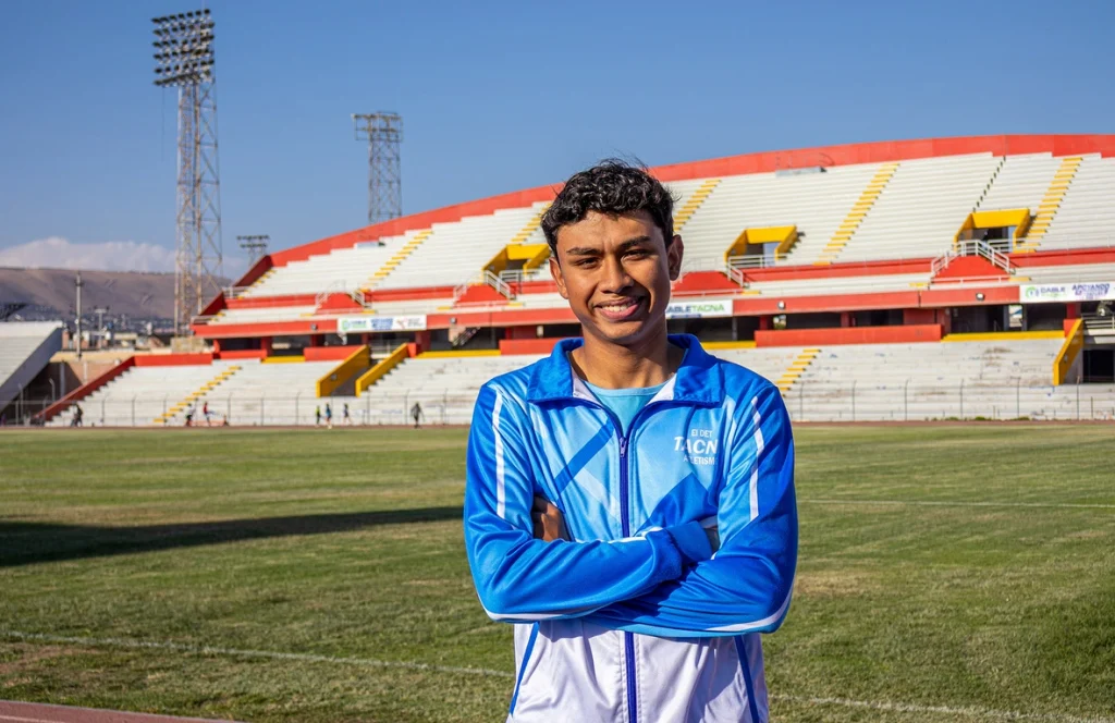 Samuel, refugiado venezolano de 18 años, se prepara para entrenar en el estadio de atletismo de Tacna. © ACNUR/Jaime Giménez