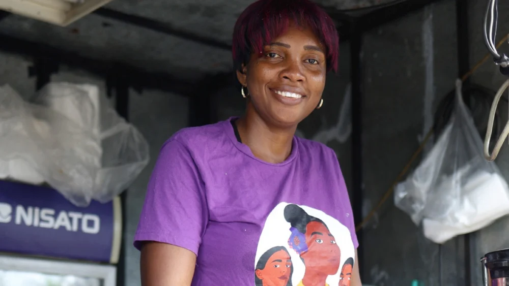 El proyecto que impulsa Shirley, además de un comedor para la niñez, se ha convertido en un punto de encuentro para las madres de una comunidad vulnerable en Panamá, donde reciben información y orientación. © ACNUR/Augusto Revello