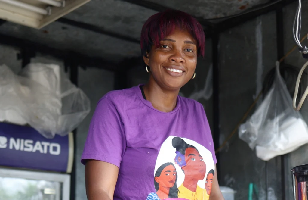 El proyecto que impulsa Shirley, además de un comedor para la niñez, se ha convertido en un punto de encuentro para las madres de una comunidad vulnerable en Panamá, donde reciben información y orientación. © ACNUR/Augusto Revello