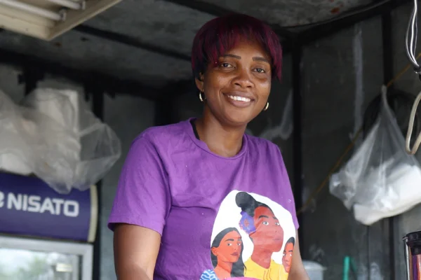 El proyecto que impulsa Shirley, además de un comedor para la niñez, se ha convertido en un punto de encuentro para las madres de una comunidad vulnerable en Panamá, donde reciben información y orientación. © ACNUR/Augusto Revello