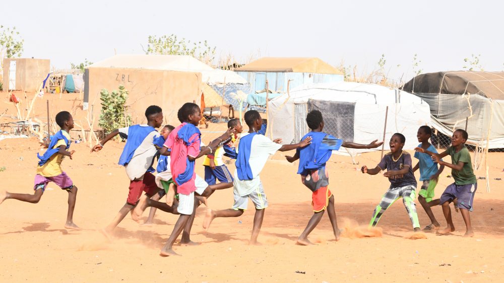 En Bassiknou, Mauritania, niños refugiados malienses juegan al fútbol. Créditos ACNUR - Xavier Bourgois