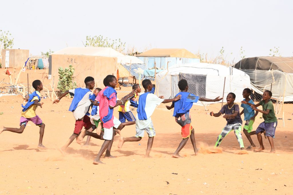 En Bassiknou, Mauritania, niños refugiados malienses juegan al fútbol. Créditos ACNUR - Xavier Bourgois
