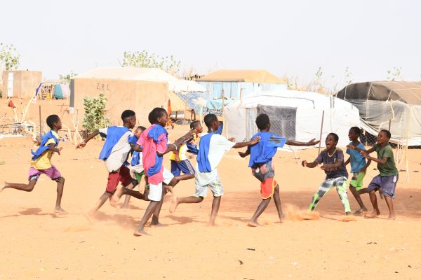 En Bassiknou, Mauritania, niños refugiados malienses juegan al fútbol. Créditos ACNUR - Xavier Bourgois