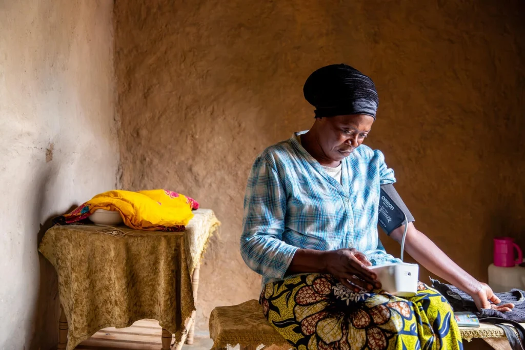 Pascaline, una refugiada congoleña en Burundi que padece hipertensión, se controla la presión arterial.© ACNUR/Sala Lewis 