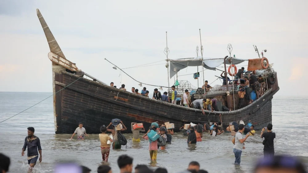 Personas refugiadas rohingyas llegan a Ulee Madon, en la provincia indonesia de Aceh, en noviembre de 2023 tras realizar una peligrosa travesía desde Bangladés. © ACNUR/Amanda Jufrian