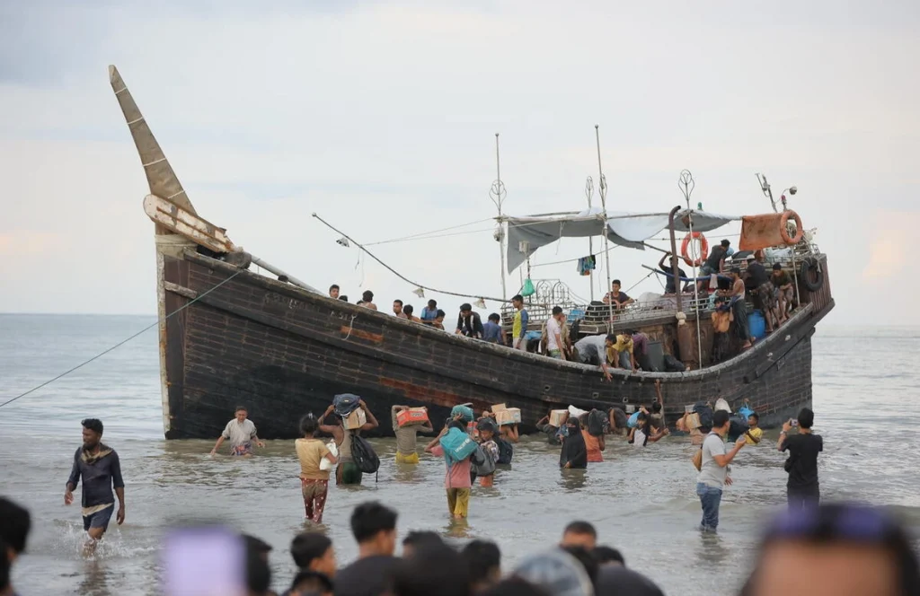 Personas refugiadas rohingyas llegan a Ulee Madon, en la provincia indonesia de Aceh, en noviembre de 2023 tras realizar una peligrosa travesía desde Bangladés. © ACNUR/Amanda Jufrian