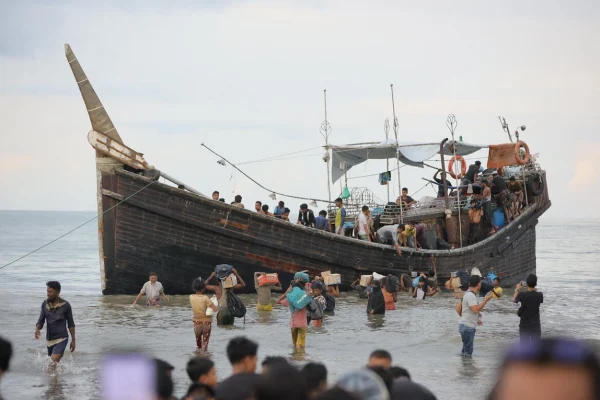 Personas refugiadas rohingyas llegan a Ulee Madon, en la provincia indonesia de Aceh, en noviembre de 2023 tras realizar una peligrosa travesía desde Bangladés. © ACNUR/Amanda Jufrian