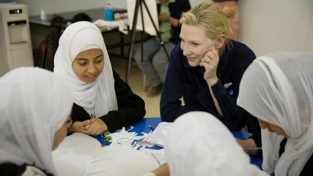 La Embajadora de Buena Voluntad de ACNUR, Cate Blanchett, se reúne con jóvenes refugiados sirios en un taller celebrado en el campamento de refugiados de Zaatari, en Jordania, en abril de 2023. © ACNUR/Caroline Irby