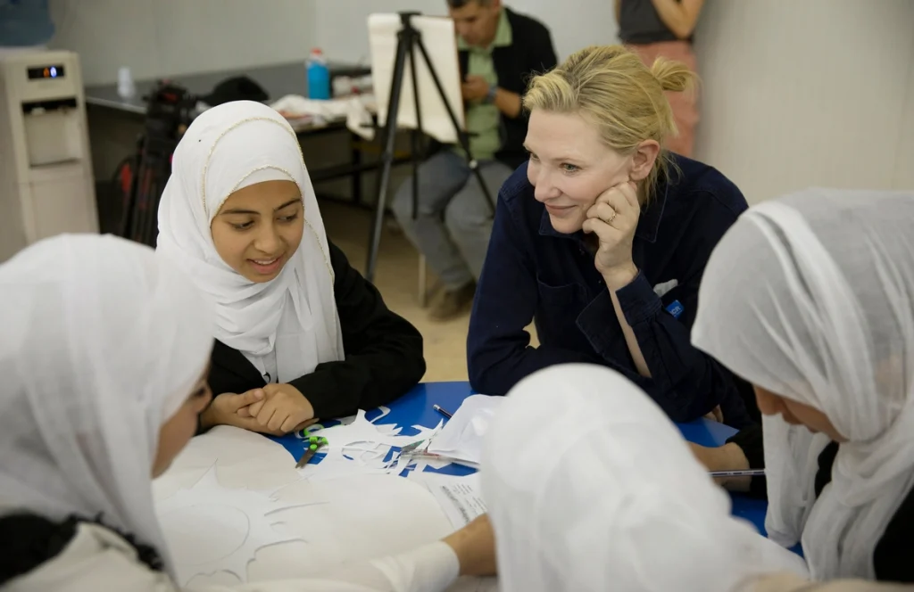 La Embajadora de Buena Voluntad de ACNUR, Cate Blanchett, se reúne con jóvenes refugiados sirios en un taller celebrado en el campamento de refugiados de Zaatari, en Jordania, en abril de 2023. © ACNUR/Caroline Irby