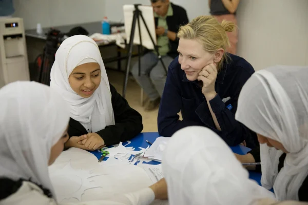 La Embajadora de Buena Voluntad de ACNUR, Cate Blanchett, se reúne con jóvenes refugiados sirios en un taller celebrado en el campamento de refugiados de Zaatari, en Jordania, en abril de 2023. © ACNUR/Caroline Irby