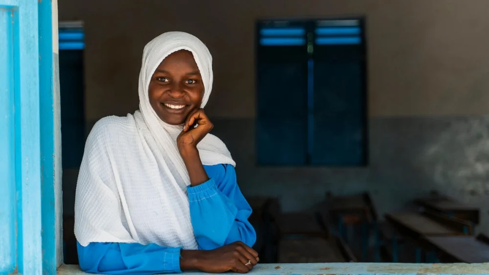 La refugiada sudanesa Hawa Ahmat Adam, de 18 años, en su escuela secundaria del campamento de refugiados de Farchana, al este de Chad. © ACNUR/Ala Kheir