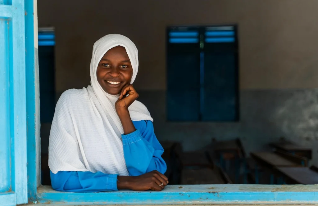 La refugiada sudanesa Hawa Ahmat Adam, de 18 años, en su escuela secundaria del campamento de refugiados de Farchana, al este de Chad. © ACNUR/Ala Kheir