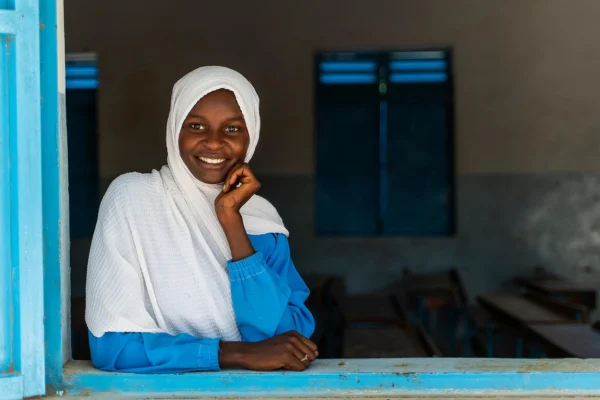 La refugiada sudanesa Hawa Ahmat Adam, de 18 años, en su escuela secundaria del campamento de refugiados de Farchana, al este de Chad. © ACNUR/Ala Kheir