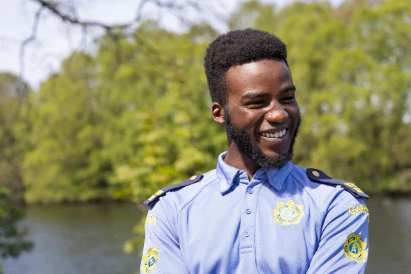 Emmanuel Tacima Samuel, un refugiado de Sudán del Sur reasentado en Irlanda cuando era adolescente, es ahora agente de la Garda en su comunidad. © ACNUR/Aoife Harte