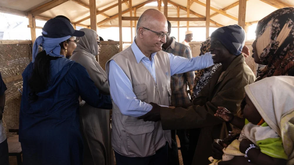 El Alto Comisionado de las Naciones Unidas para los Refugiados, Barham Salih, se encuentra con un grupo de refugiados sudaneses en la localidad fronteriza de Adre, en Chad, en enero de 2026. © ACNUR/Hélène Caux