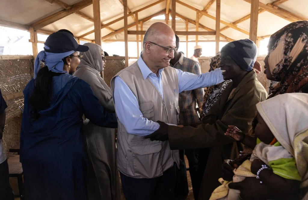 El Alto Comisionado de las Naciones Unidas para los Refugiados, Barham Salih, se encuentra con un grupo de refugiados sudaneses en la localidad fronteriza de Adre, en Chad, en enero de 2026. © ACNUR/Hélène Caux