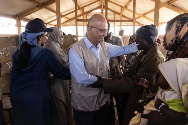 El Alto Comisionado de las Naciones Unidas para los Refugiados, Barham Salih, se encuentra con un grupo de refugiados sudaneses en la localidad fronteriza de Adre, en Chad, en enero de 2026. © ACNUR/Hélène Caux
