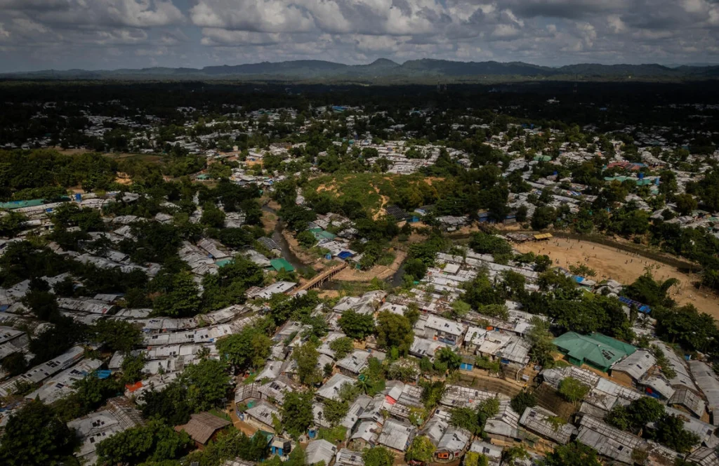 Vista aérea del Campamento 5 en Cox's Bazar, Bangladesh, parte del mayor asentamiento de personas refugiadas del mundo. © ACNUR/Santi Palacios
