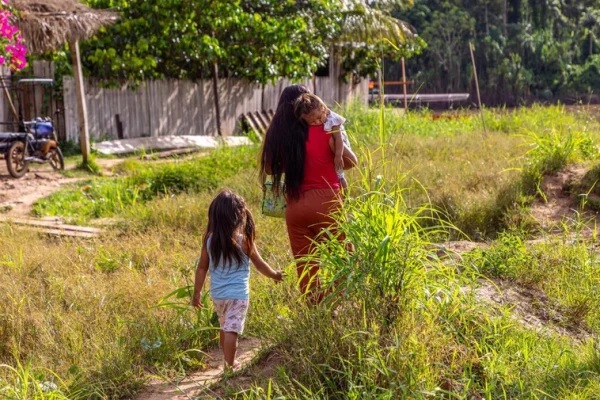 Una madre junto a sus hijas en el norte de Perú tras recibir asistencia humanitaria por ACNUR. © ACNUR/Jaime Giménez